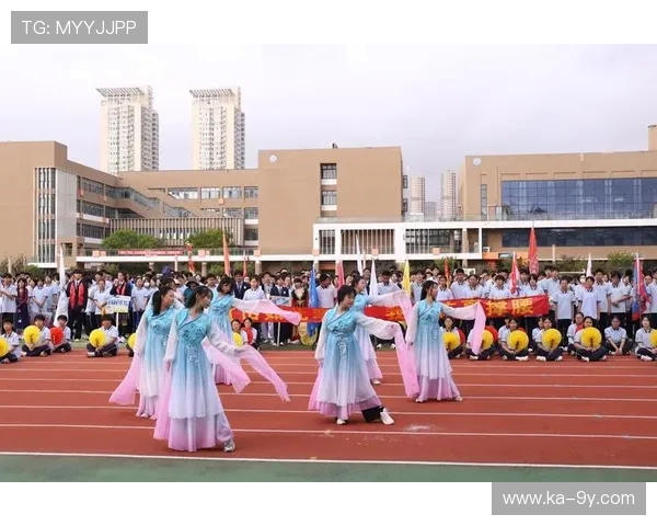 日本街头足球雕像展现城市活力与运动精神的独特融合